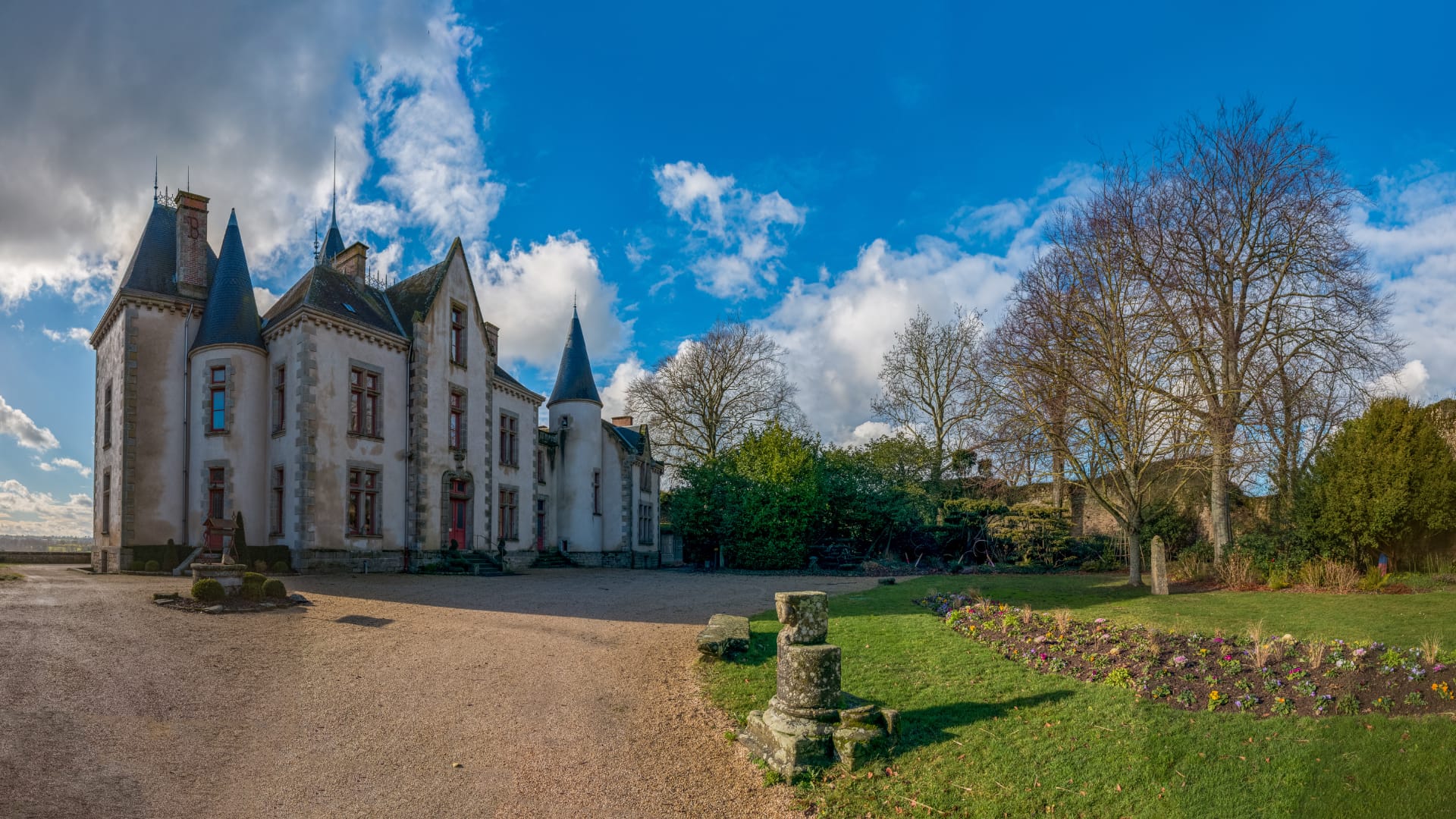Château near Lyon hosting a wedding reception